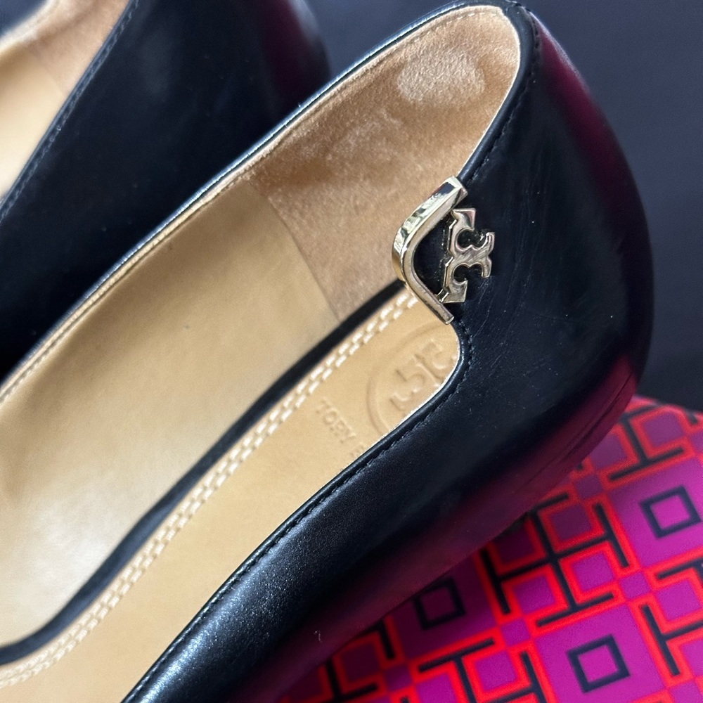 Tory Burch Elizabeth 40MM Pumps Black Baby Calf Leather Preowned In Box Sz 8 - Picture 5 of 10